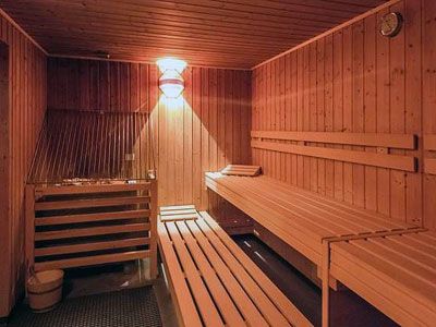 ... sowie eine Sauna und Ruheraum. 